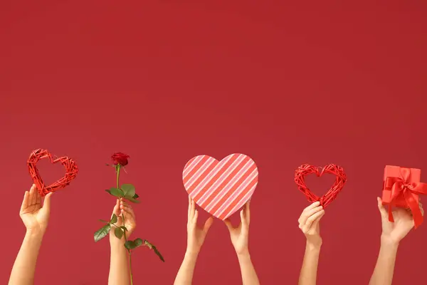 장식적인 장미와 배경에 상자와 발렌타인 — 스톡 사진