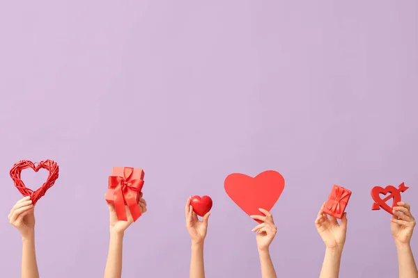 Farklı Kalpleri Olan Kadın Elleri Leylak Arkaplanda Hediye Kutuları Sevgililer — Stok fotoğraf