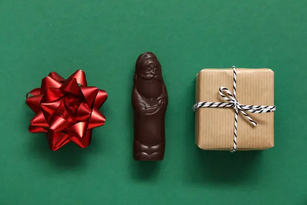 Chocolade Kerstman Snoep Geschenkdoos Strik Groene Achtergrond — Stockfoto