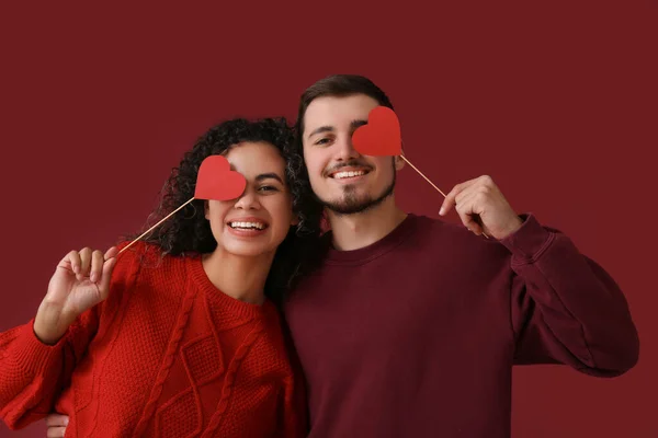 Zabawna Młoda Para Papierowymi Sercami Walentynki Czerwonym Tle — Zdjęcie stockowe