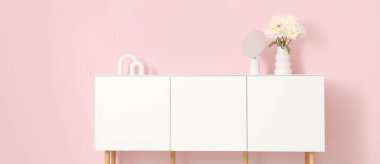 Beyaz şakayıklı vazo ve odanın yanındaki şifoniyerde ayna.