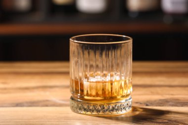 Bardaki masada bir bardak soğuk rom.