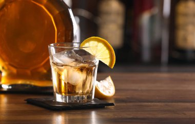 Bardaki masada bir bardak soğuk rom.