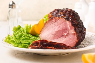 Hafif arka planda lezzetli füme jambon tabağı.