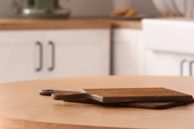 Mutfaktaki ahşap masanın tahta kesme tahtası.