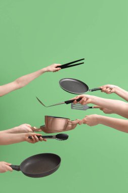 Yeşil arka planda mutfak aletleri olan kadınlar