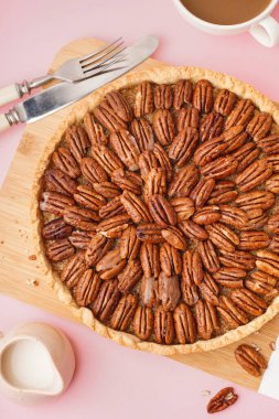 Pembe arka planda lezzetli cevizli ahşap tahta.