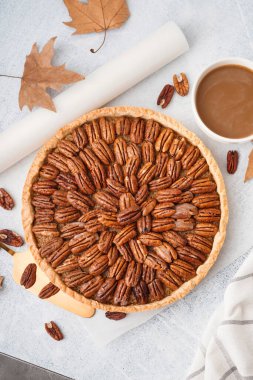 Beyaz zemin üzerine lezzetli Cevizli pasta