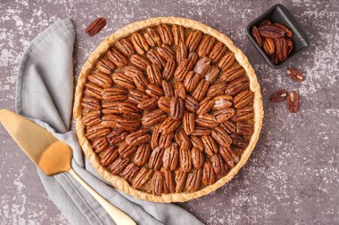 Lezzetli cevizli turta gri arka plan üzerinde