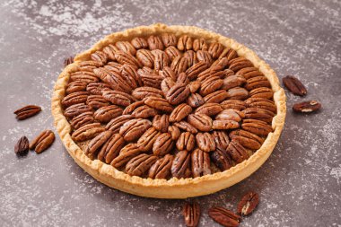 Lezzetli cevizli turta gri arka plan üzerinde