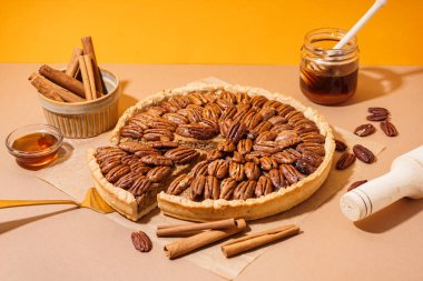 Turuncu arka planda lezzetli cevizli turta.