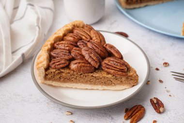 Açık arkaplanlı lezzetli cevizli turta.