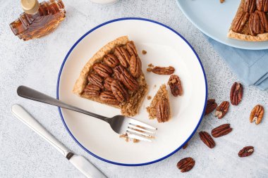 Gri arka planda bir parça lezzetli cevizli turta.