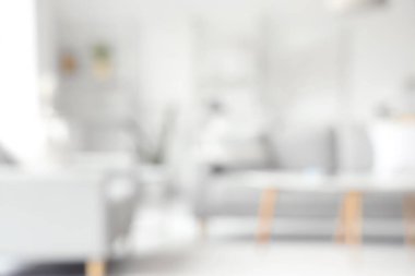 Masası ve kanepesi olan aydınlık oturma odasının bulanık görüntüsü