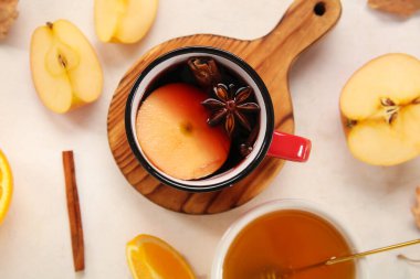 Elmalı sıcak şarap ve beyaz arka planda bal.