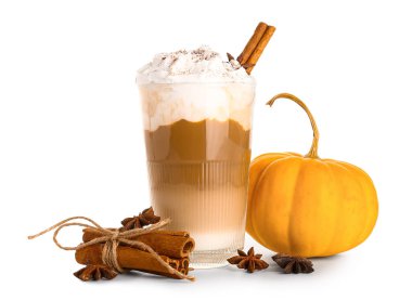 Bir bardak tarçınlı balkabaklı latte ve beyaz arka planda yıldız anason.