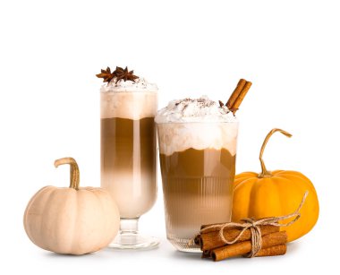 Tarçınlı balkabaklı latte ve beyaz arka planda yıldız anason.