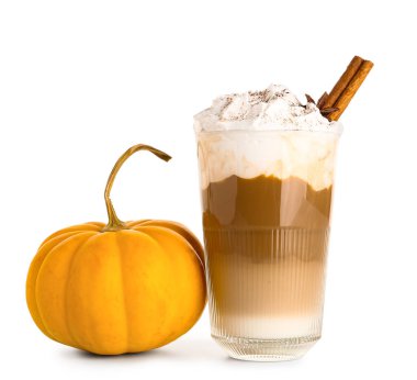 Beyaz arka planda tarçınlı bir bardak lezzetli balkabaklı latte.