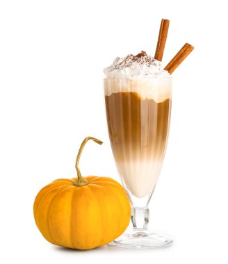 Beyaz arka planda tarçınlı bir bardak lezzetli balkabaklı latte.