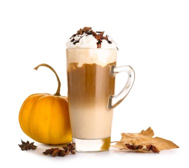 Beyaz arka planda yıldız anasonlu bir bardak lezzetli balkabaklı latte.