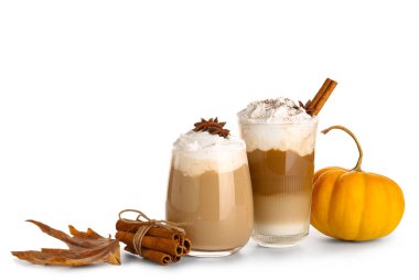 Tarçınlı balkabaklı latte ve beyaz arka planda yıldız anason.