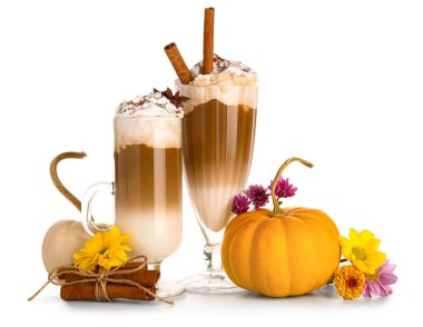 Tarçınlı balkabaklı latte ve beyaz arka planda yıldız anason.