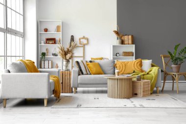 Gri koltuklu oturma odasının içi.