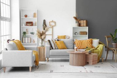 Gri koltuklu oturma odasının içi.