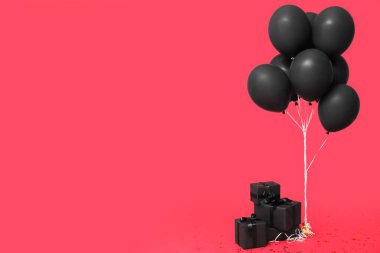 Kırmızı arka planda balonlar olan hediye kutuları. Kara Cuma indirimi
