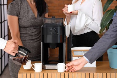 İş arkadaşları ofiste kahve molası veriyor, kapatıyorlar.