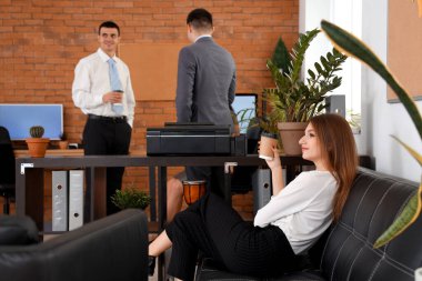 İş kadını ofiste kahve molası veriyor.