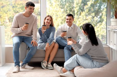 Genç meslektaşları ofiste kahve molası