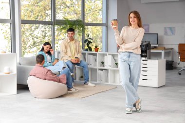 Genç kadın ofiste kahve molası