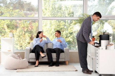 İş arkadaşları ofiste kahve molası veriyorlar.