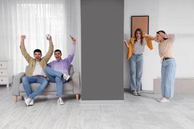 Evde spor maçı izleyen genç kadınlar gürültücü komşulardan muzdarip.