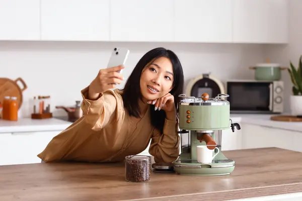 Kahve Makinesi Olan Güzel Asyalı Kadın Mutfakta Selfie Çekiyor — Stok fotoğraf