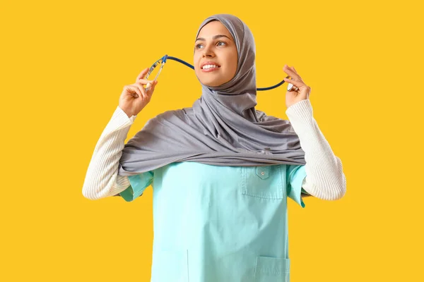 Mladý Muslimský Lékař Stetoskopem Žlutém Pozadí — Stock fotografie
