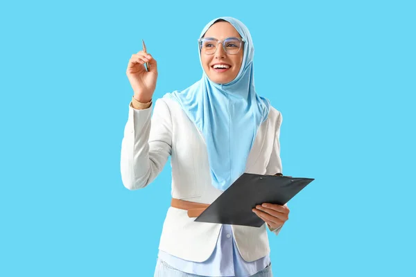 Mladá Muslimská Podnikatelka Schránkou Modrém Pozadí — Stock fotografie