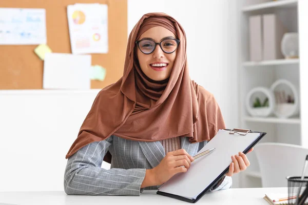 Joven Mujer Negocios Musulmana Con Portapapeles Mesa Oficina —  Fotos de Stock
