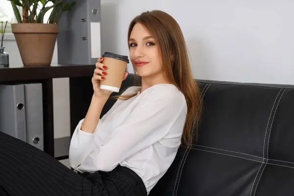 Geschäftsfrau Macht Kaffeepause Büro — Stockfoto