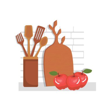 Mutfak tezgahında mutfak aletleri ve elmalarıyla tahta kesmek.