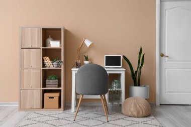 Rahat işyeri olan modern odanın şık iç mimarisi