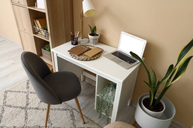 Rahat işyeri olan modern odanın şık iç mimarisi