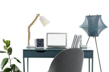 Modern dizüstü bilgisayarı ve arka planda izole edilmiş lambaları olan şık bir iş yeri