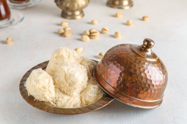 Beyaz arka planda lezzetli Türk Pismaniye tabağı