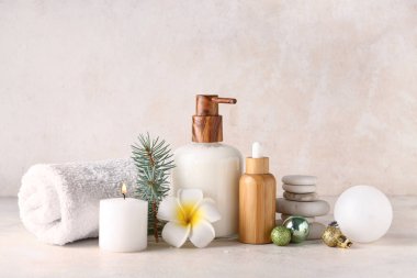 Işık arka planında Noel süslemeleri olan güzel bir spa kompozisyonu