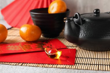 Çaydanlıklı mandalinalar, zarflar ve doğu sembolleri. Yeni yıl kutlaması