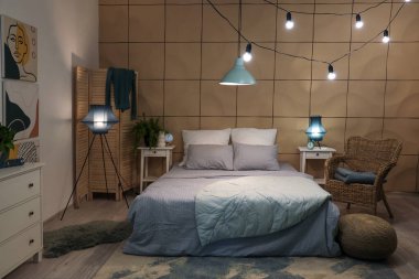 Geceleri parlayan ampulleri ve lambaları olan şık bir yatak odası.