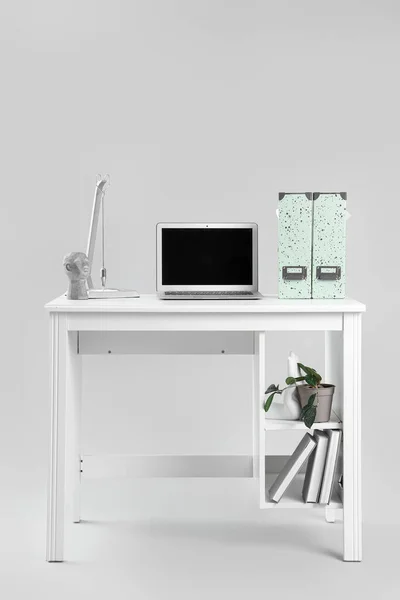 Stilvoller Arbeitsplatz Mit Modernem Laptop Ordnern Und Dekor Auf Grauem — Stockfoto