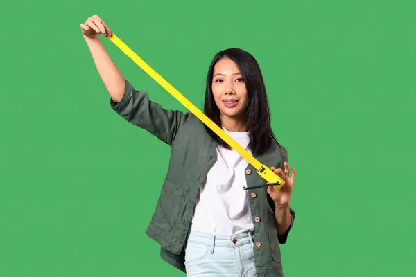 Jeune Femme Asiatique Avec Ruban Mesurer Sur Fond Vert — Photo